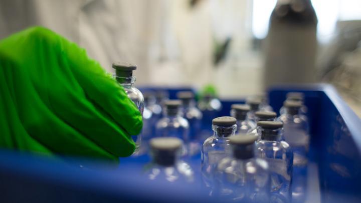 Placing vials in the freeze dryer