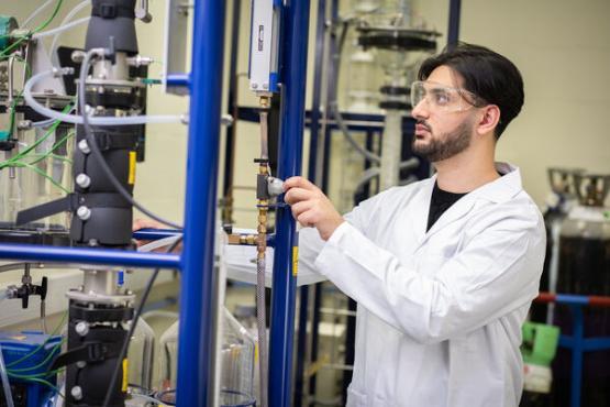 Student monitoring transport processes in the lab