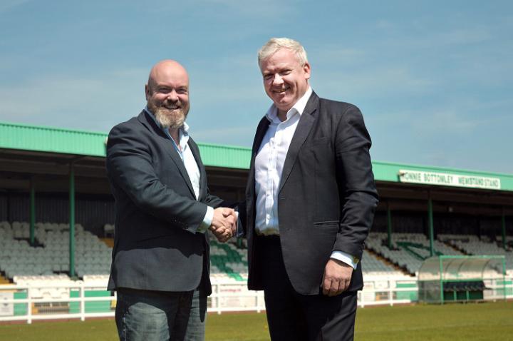 Damian Irvine (left) shaking hands with Mark Garratt (right), the University of Bradford Director of External Affairs